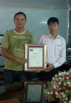 Đại diện của Plus trao chứng nhận đại lý cho Việt Thắng