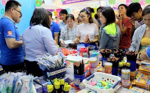 Phụ huynh chọn mua đồ dùng học sinh cho con